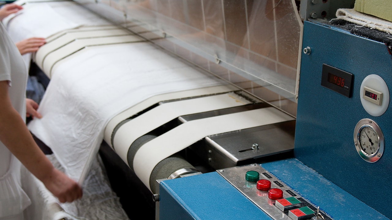 Presă de uscare și călcare din curățătorie profesională