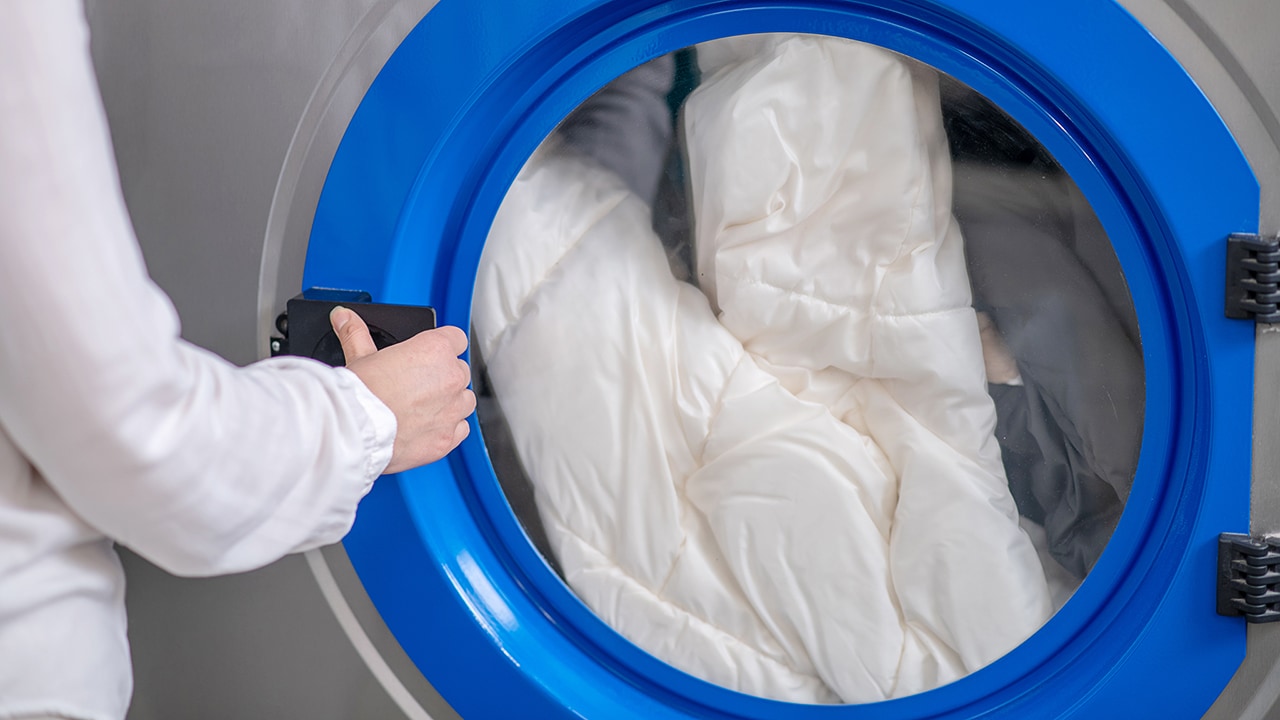 Pilote curate în mașină de spălat profesională